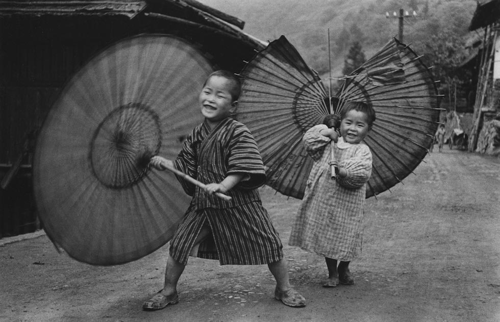 "Bambini che fanno roteare gli ombrelli", 1937 circa, dalla serie "Bambini (Kodomotachi)" Ogōchimura 535 x 748 mm. (Ken Domon Museum of Photography)